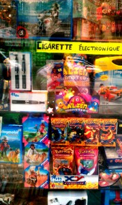 Honteux, lamentable, irresponsable...Cette photo hallucinante de vitrine a été prise l'été dernier à Paris. Pourtant tout le monde peut vendre des cigarettes électroniques aujourd'hui...